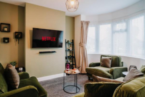 Stunning 4-bed Fast WiFi near city centre, Garden, Family, Contractors